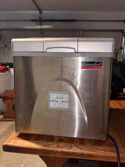 Professional Series countertop ice maker