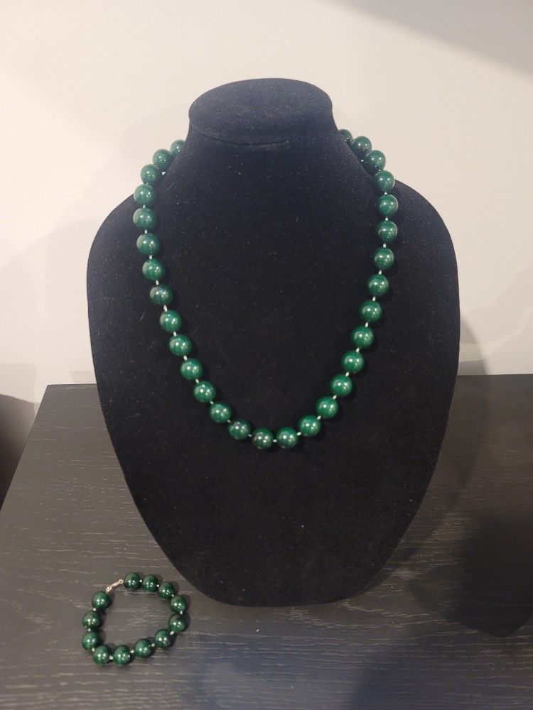 This solid green bubblegum necklace and bubblegum bracelet set