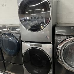 Washer and electric dryer set by Whirlpool