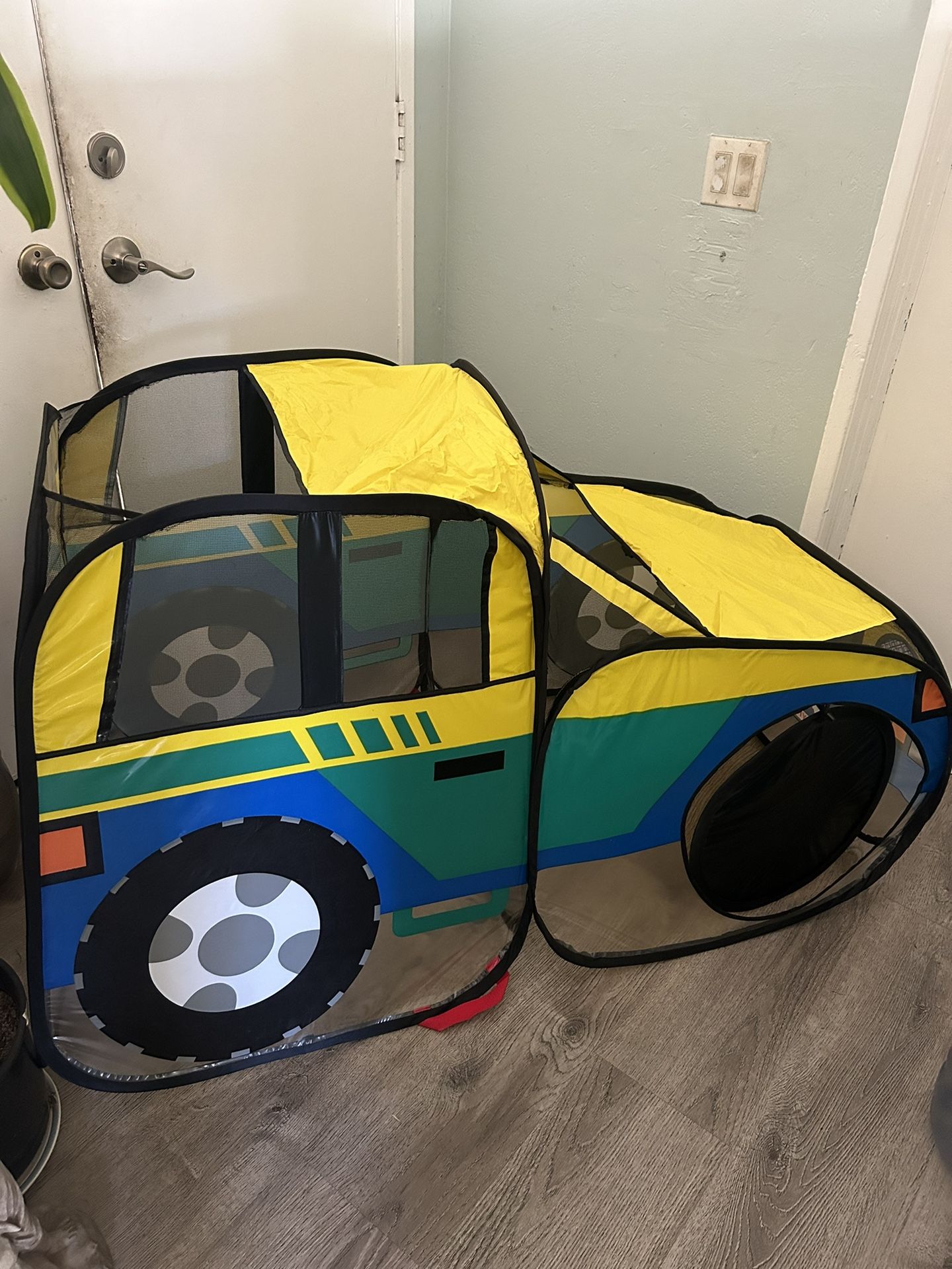 Playhut School Bus Pop-Up Play Ten