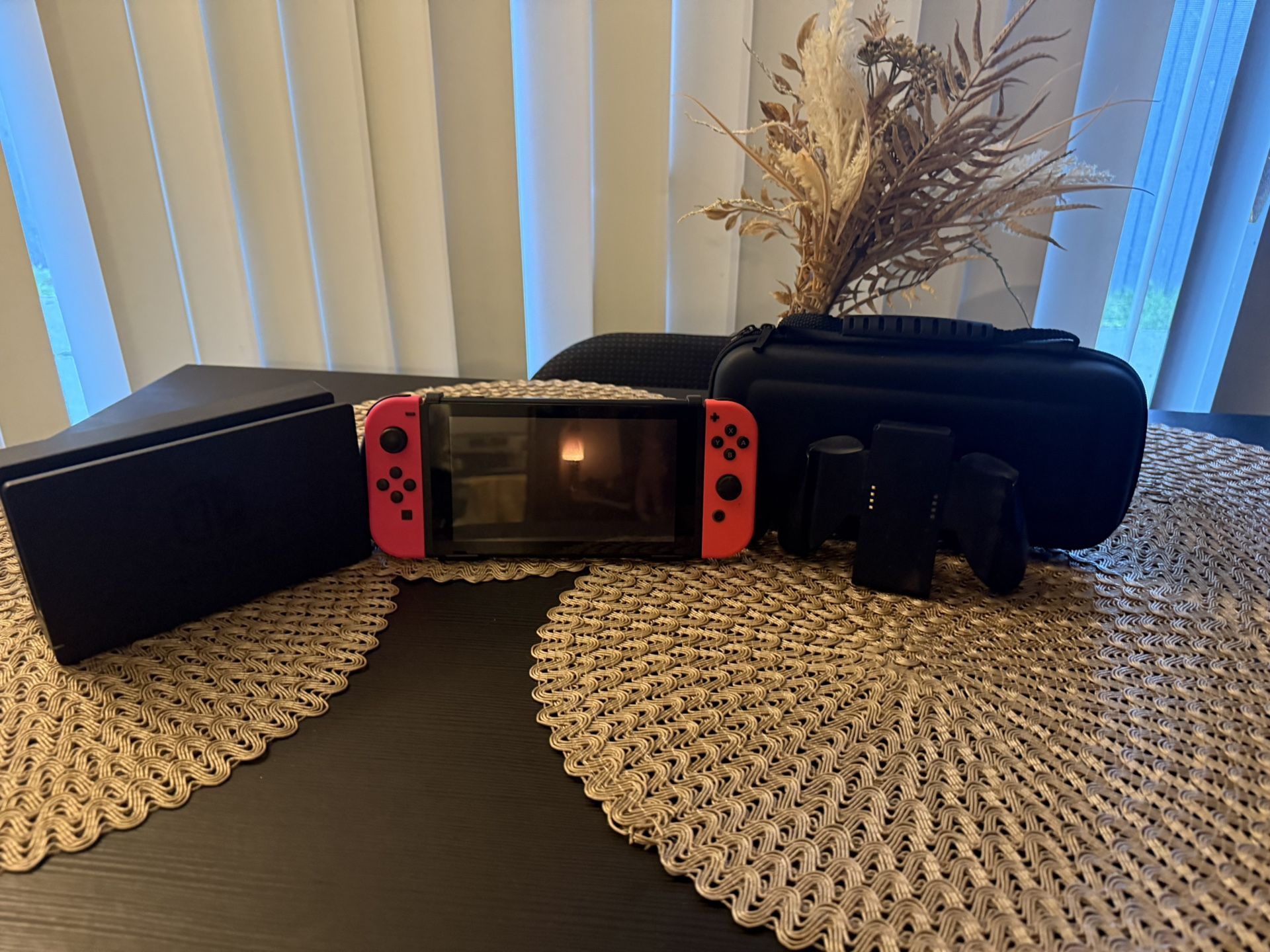 Nintendo Switch – Excellent Condition + Comfort Grip Accessory