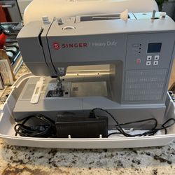 Singer Heavy Duty Sewing Machine - Computerized with carrying case