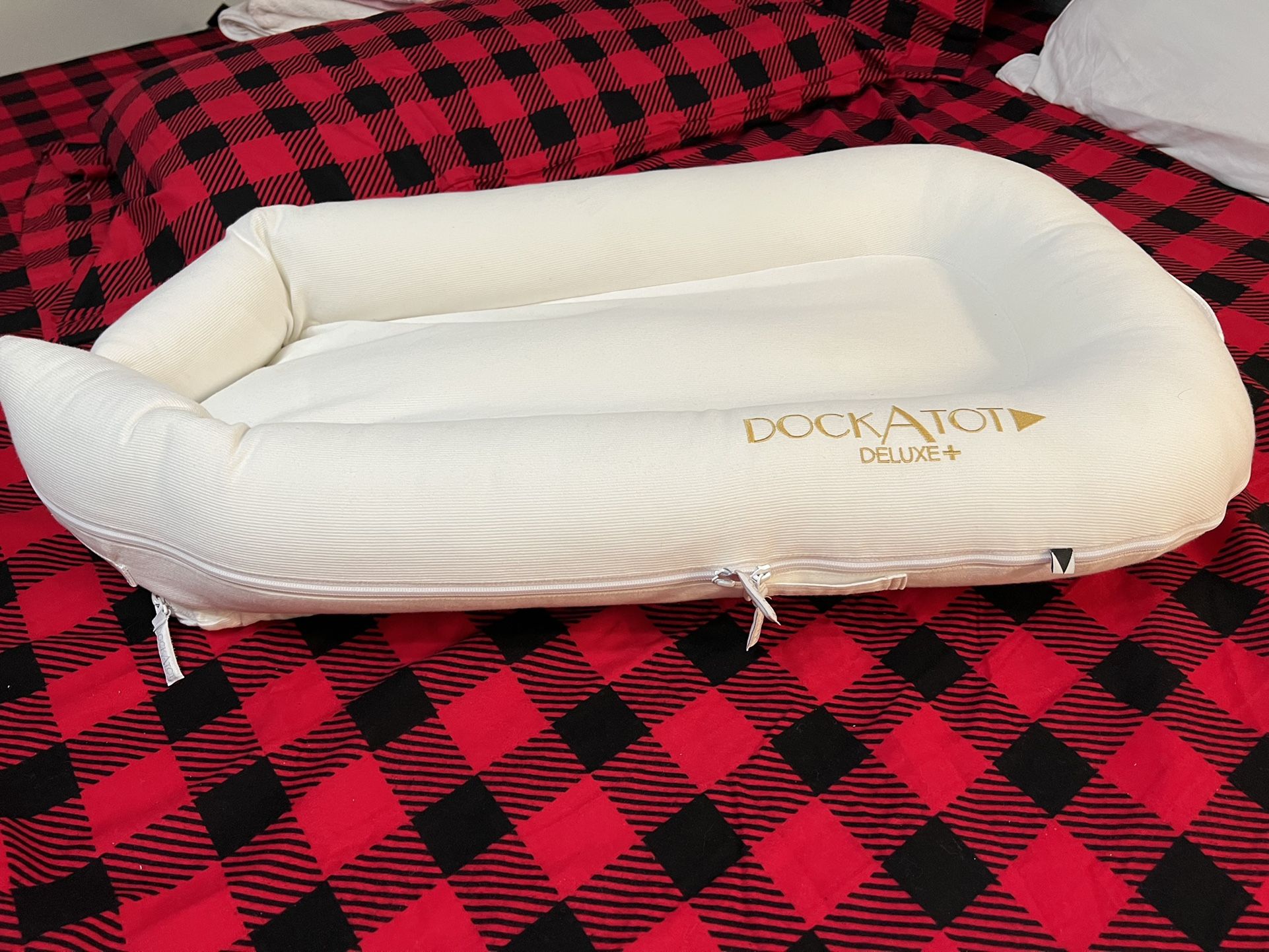 【ドッカトット】Deluxe+Dock　プリスティンホワイト（1度使用のみ） DockATot Deluxe+ プリスティンホワイト | 夏でも安心 新生児ベビー