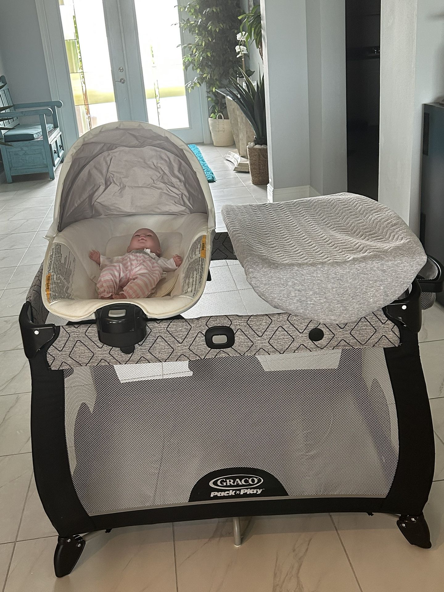 Graco Pack 'N Play Quick Connect Portable Bassinet Play around