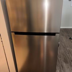18 cu. ft. Top Freezer Refrigerator in Stainless Look