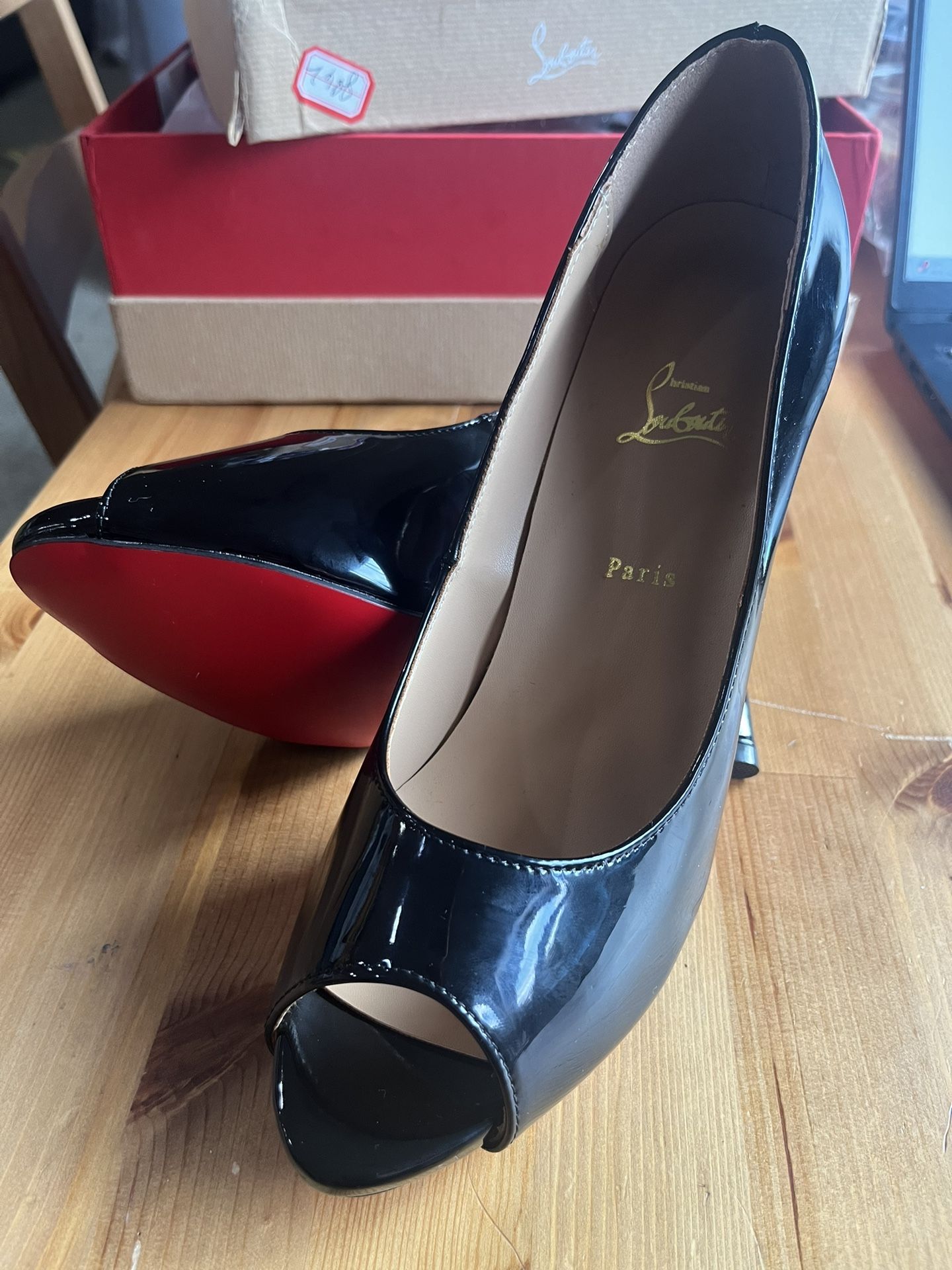 Christian Louboutin Very Prive Peep Toe Patent Leather Pumps Size 9