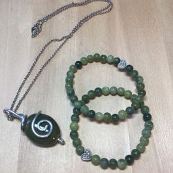 Set Of 2 Green Stone Stretch Bracelets And Green Pendant Necklace