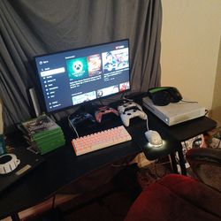 Monitor Xbox And Headset And Keyboard And Mouse And 4 Contollers And 10 Games And Mouse Pad 