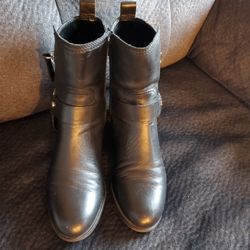 size 7 1/2M, black, 1 scuff as seen in pi