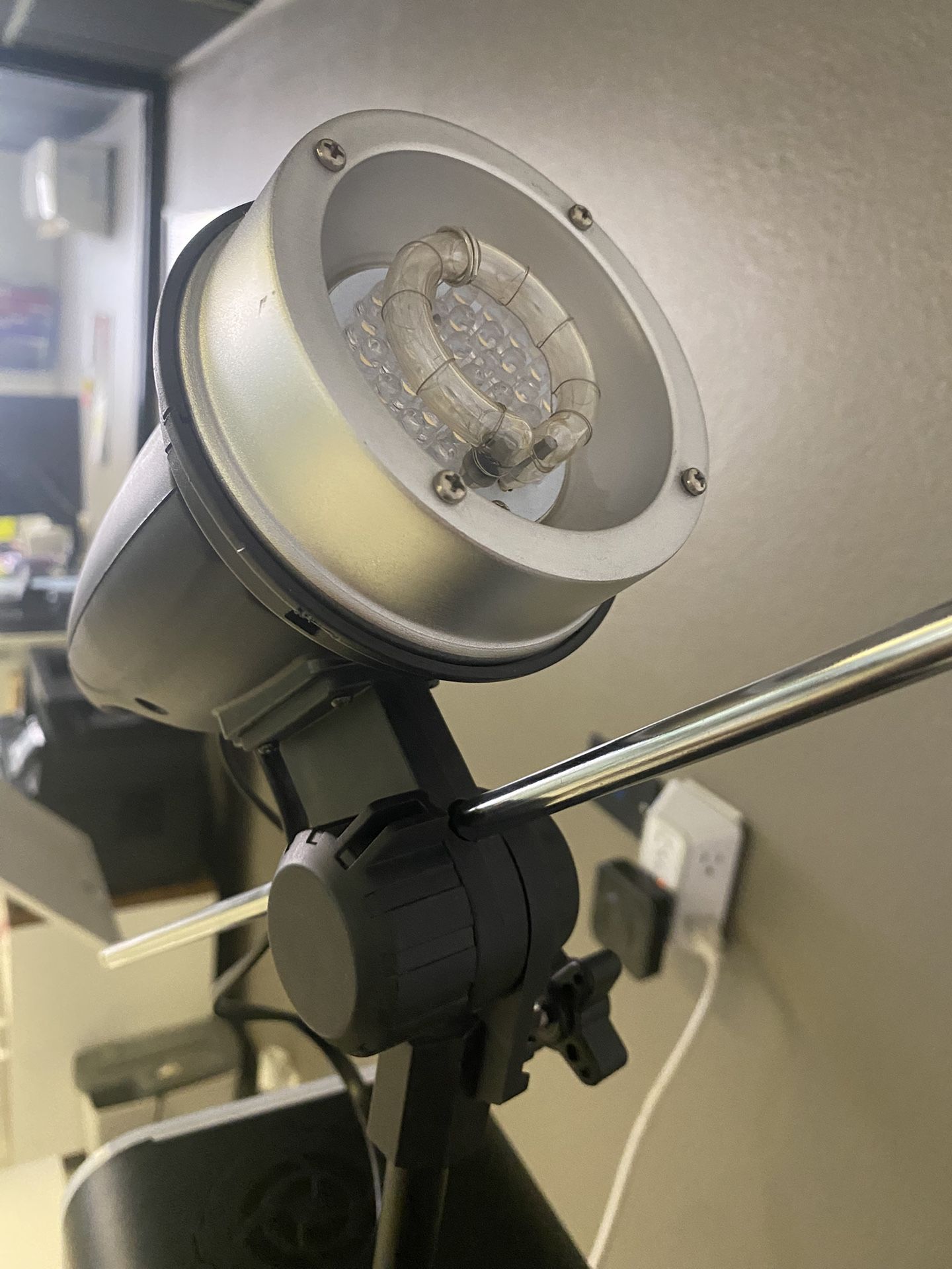 ABRL160 Stand Mount Flash w/ LED Modeling Light β Great for Business & Studio Use