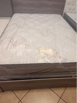 Queen mattress and boxspring