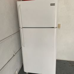 Frigidaire Full Size Refrigerator With freezer 