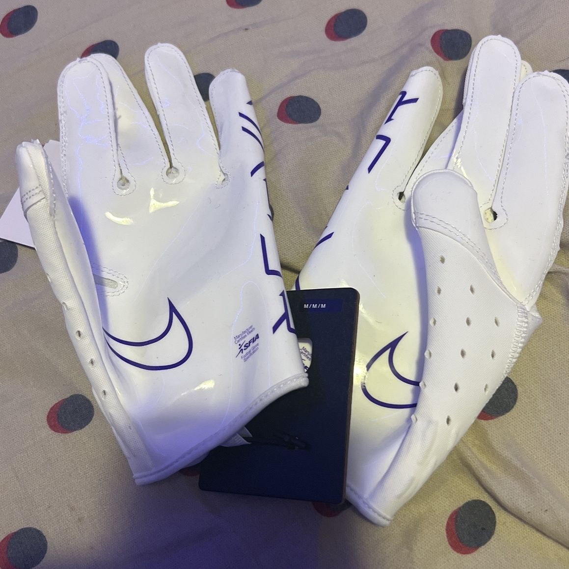 Size Medium Supreme Football Gloves for Sale in Miami, FL - OfferUp