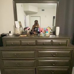 Bedroom Dresser + Mirror – Excellent Condition!
