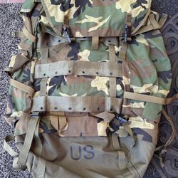 Military Surplus Woodland Camo Large Pack, Excellent 