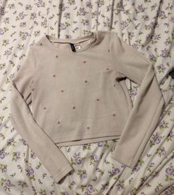 Medium H&M Cream Ribbed Long-Sleeve Crop Top with Pink Heart Dots