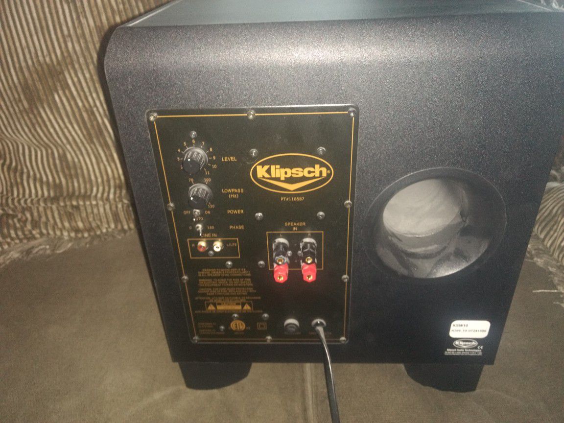 Klipsch speaker subwoofer it in perfect condition not one scratch on it even still have the papers to it