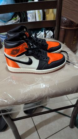 Women satin Jordans size 7
