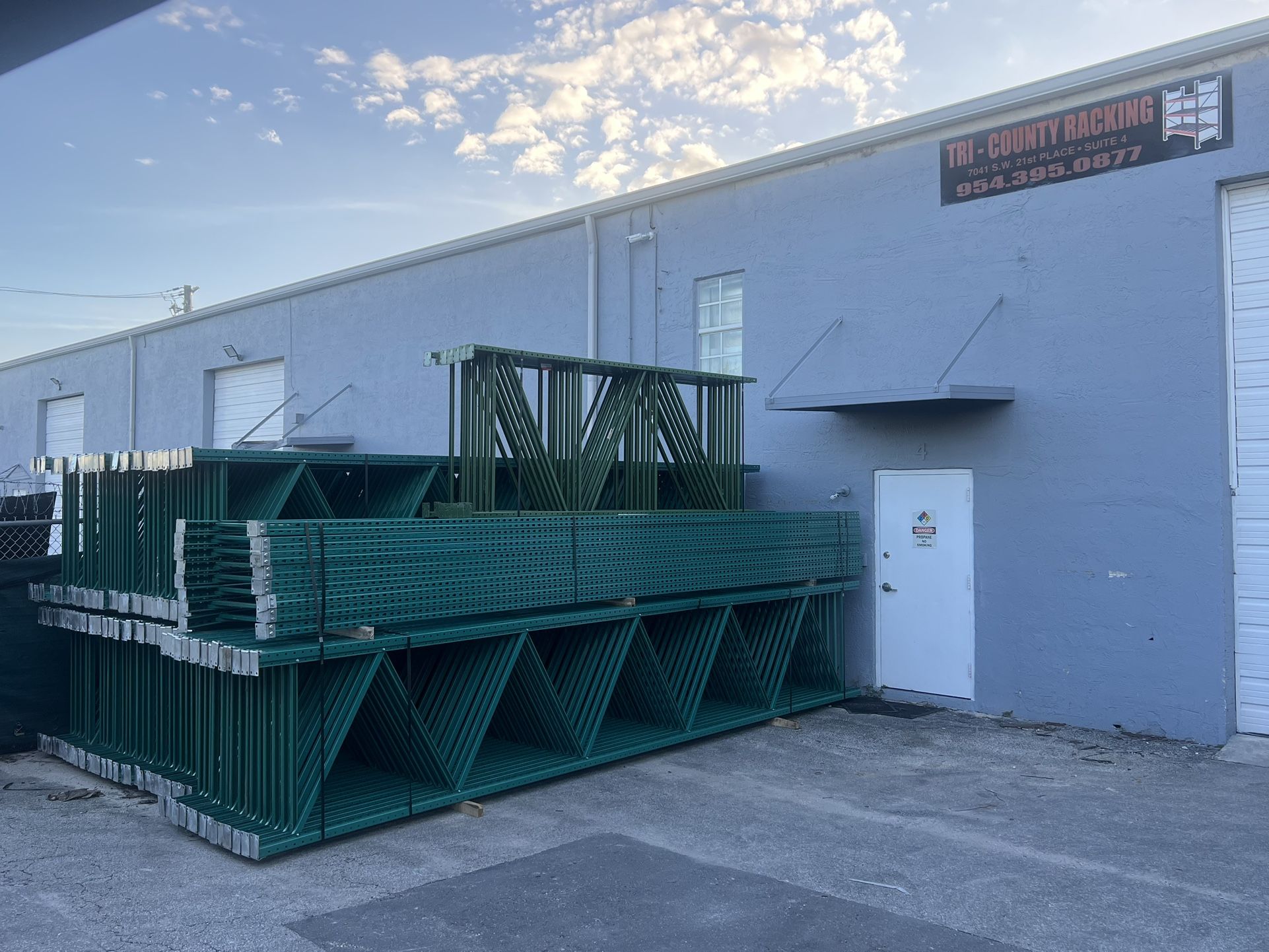 Industrial Warehouse Pallet Racking Beams Uprights Wire Decks Forklifts ...