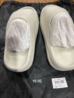 Yeezy YS-01 Slides. Size 6 men also fits 7 women’s