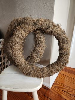 Charming Rustic Moss Wreaths 