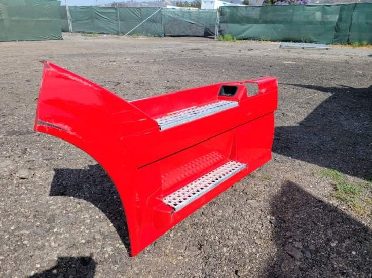 Volvo VNL Front Step Fairing Panel

Left 