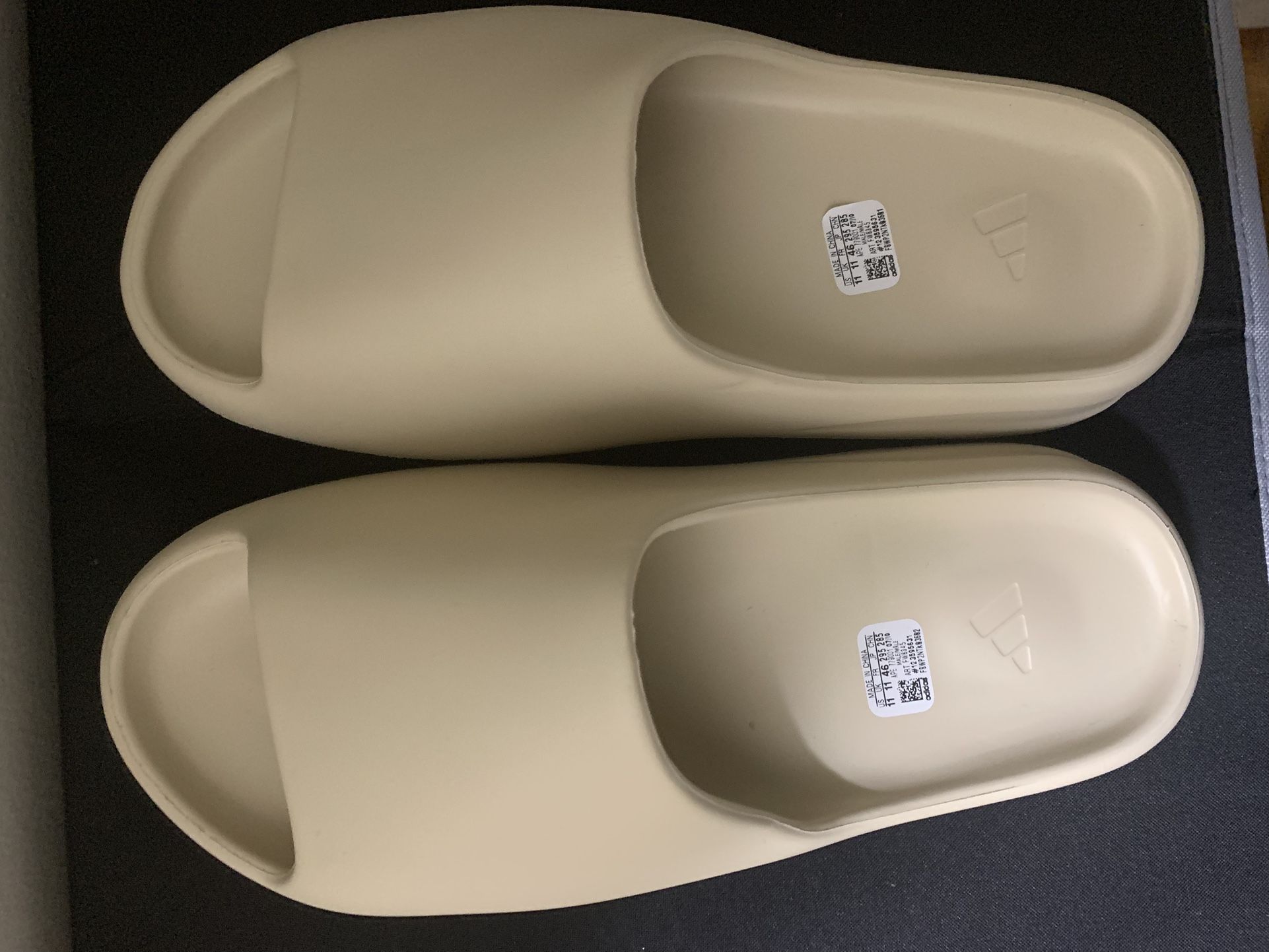 Yeezy slides “bone” Size 11