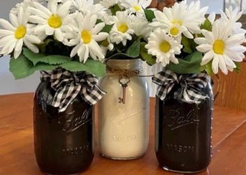 Chalk Painted QUART Mason Jars - BLACK WHITE Daisies