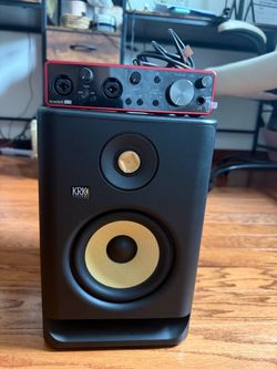 Focusrite Scarlett 2i2 3rd gen + KRK Rokit 5 Studio Monitor 4g  Everything works perfectly. Used but in very good condition. Includes USB cable and au