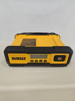 DeWalt DXAEC100  30Amp Battery Charger, 3 Amp Maintainer w/Engine Start P818589-1
