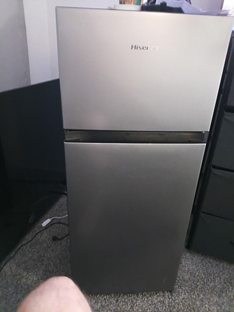Hisense 4.4 Cu Ft Mini Fridge With Freezer