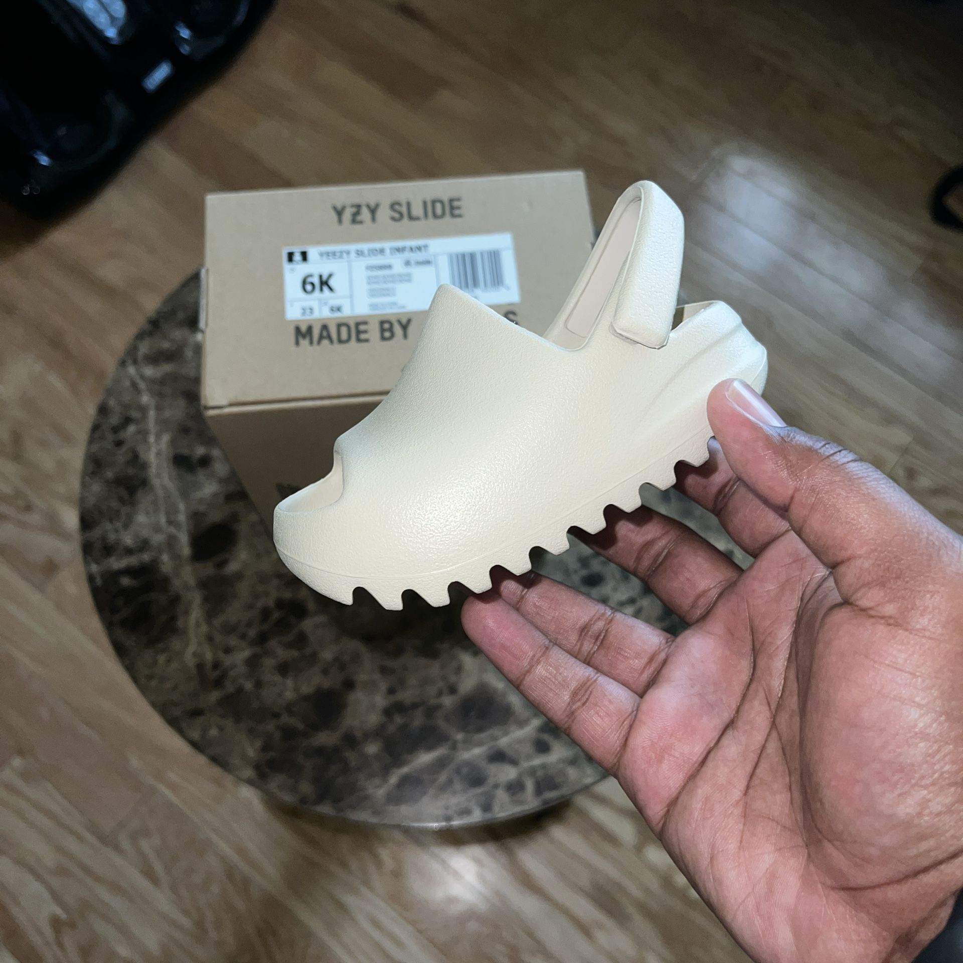 Yeezy hot slide “bone” (Infant 6K)