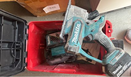 Makita LXT 18V Cordless Brad Nailer w/ 4.0Ah Li-Ion Battery (1)