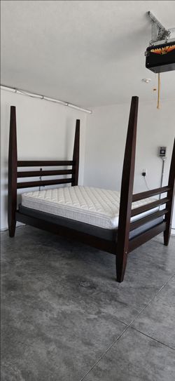 Very Nice Queen Crate & Barrel 4-Poster Bed Frame w/ Mattress and Boxspring Set