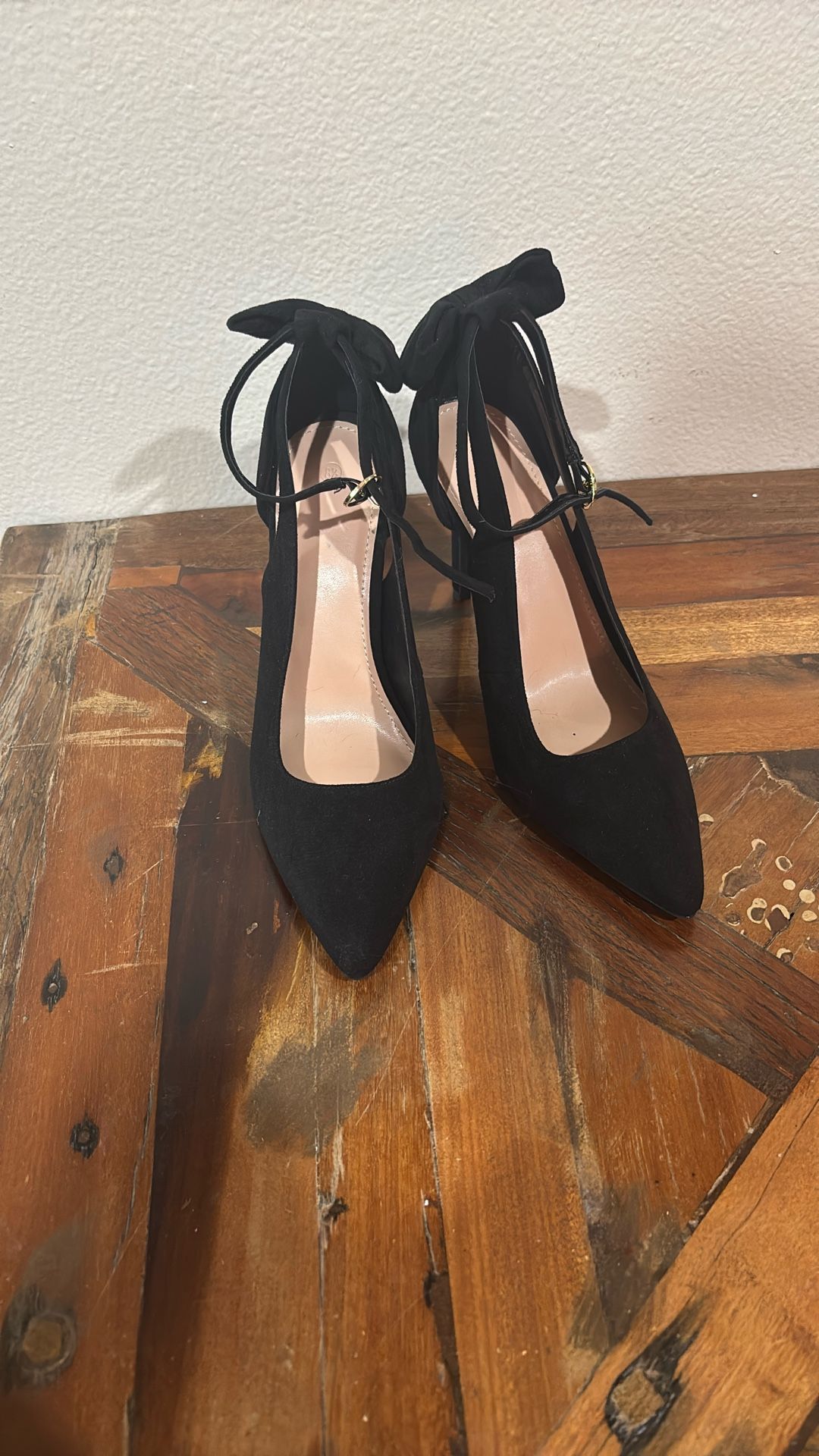 NWOT Size 8.5 bow Heels