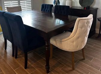 Dinning room table/chairs