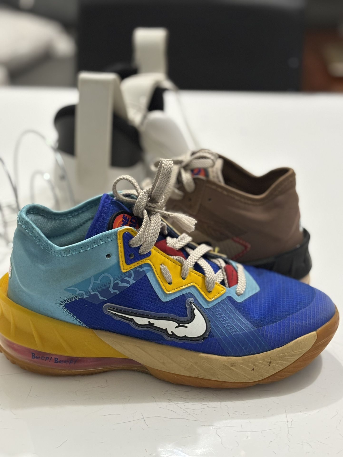 Nike LeBron 18 Low Wile. E. Vs Roadrunner Space Jam (GS) Size 5.5