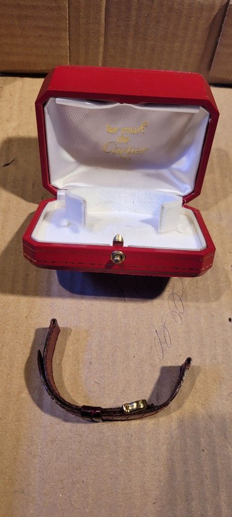Les Must de Cartier presentation box and watch band