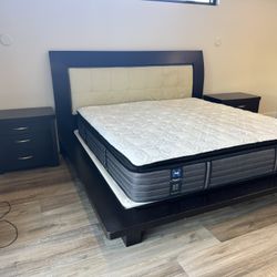 Solíd Wood King Bedroom Bed ,Nightstands, And Mattress