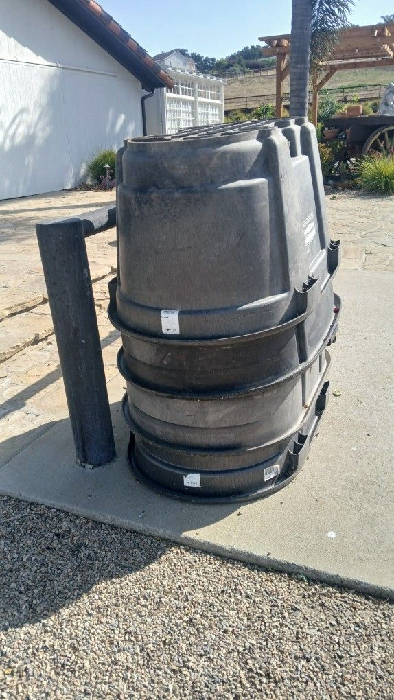 100 Gal Livestock Containers. 