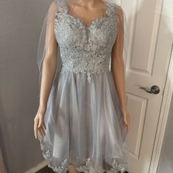 Dress size 10, M-L , in silver color. Vestido talla 10, M-L En color Plata, 