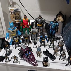 Articulated Batman set action figures.  good Condition. one  FUNKO POP " SCARECROW IMPOSTER" figure, 2 metal batimovil,   talking robin, batman vehicl