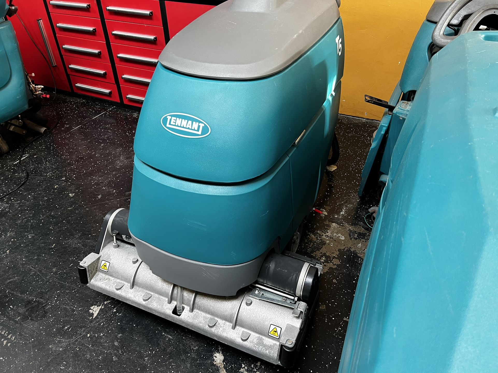 Tennant T5 Cylindrical Floor Scrubber 32”