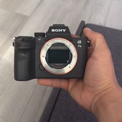 Sony Alpha 7 Ill and lens 24-70 mm no battery all together or for parts