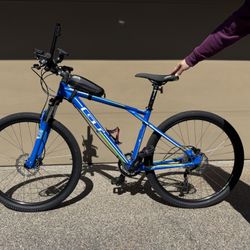 GT Mountain Bike 27.5 Disc Brakes Shimano Altus Hardtail + Accessories Excellent Condition