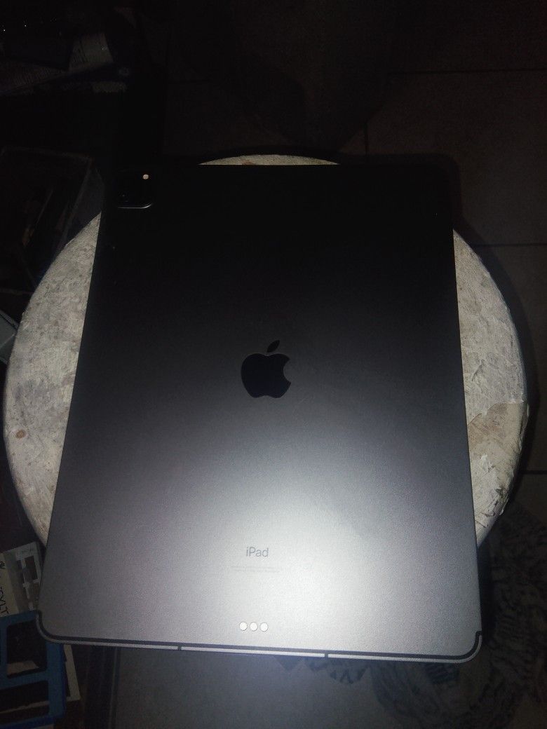 LOCKED Applei Pad 4 REGULAR PRICE $2400. The Best Of Knowledge To Operate It .