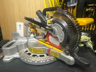 DEWALT  Sliding Miter Saw