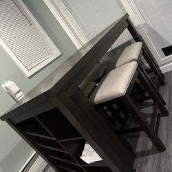 wine holder island table with 4 bar stools 