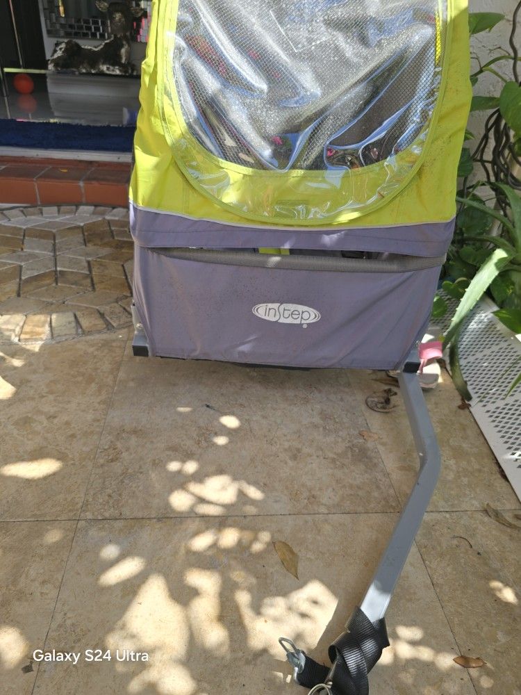 In STEP BYCICLE TRAILER