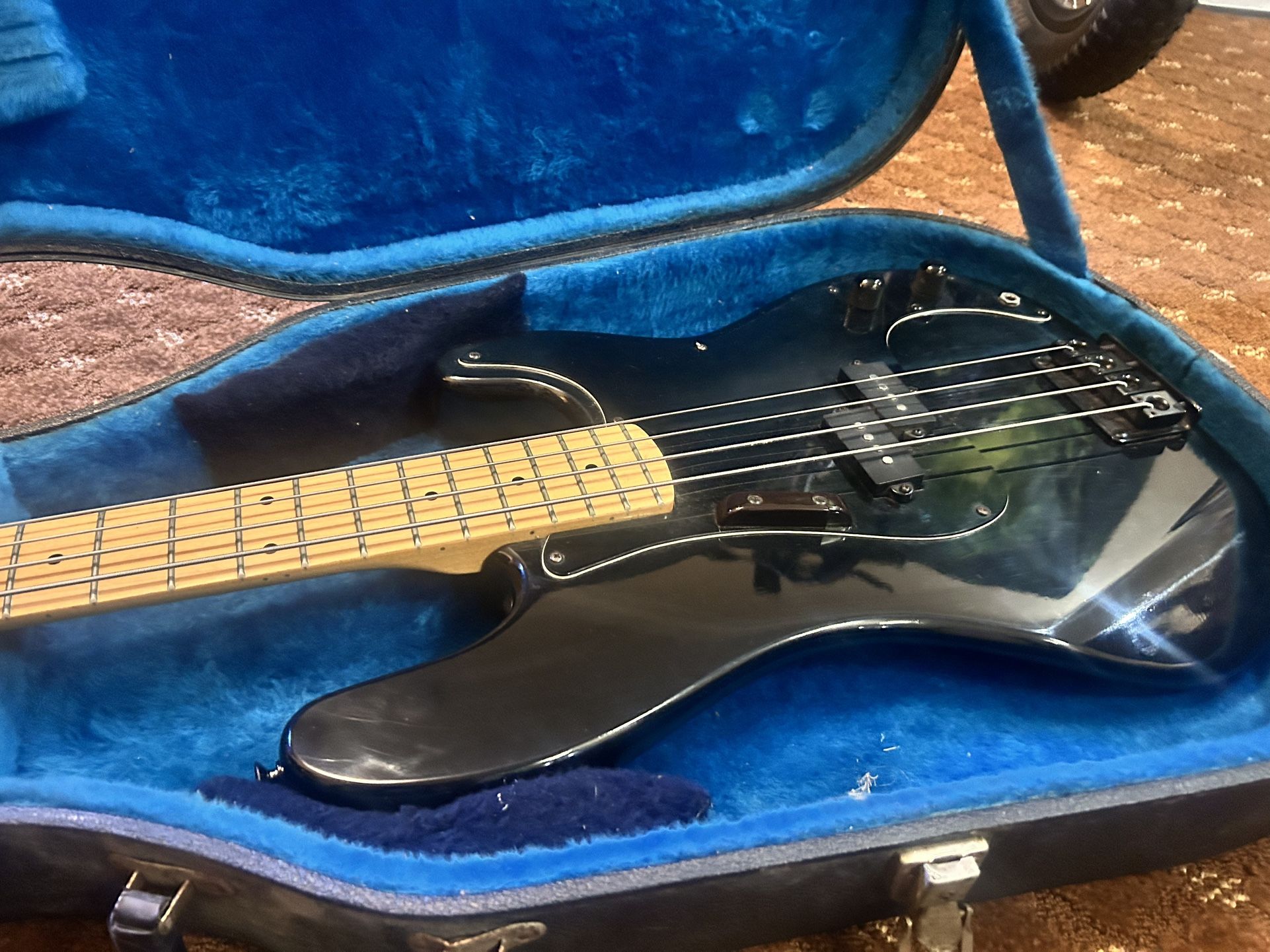 Mako Traditionals TPB-2 Bass With Case